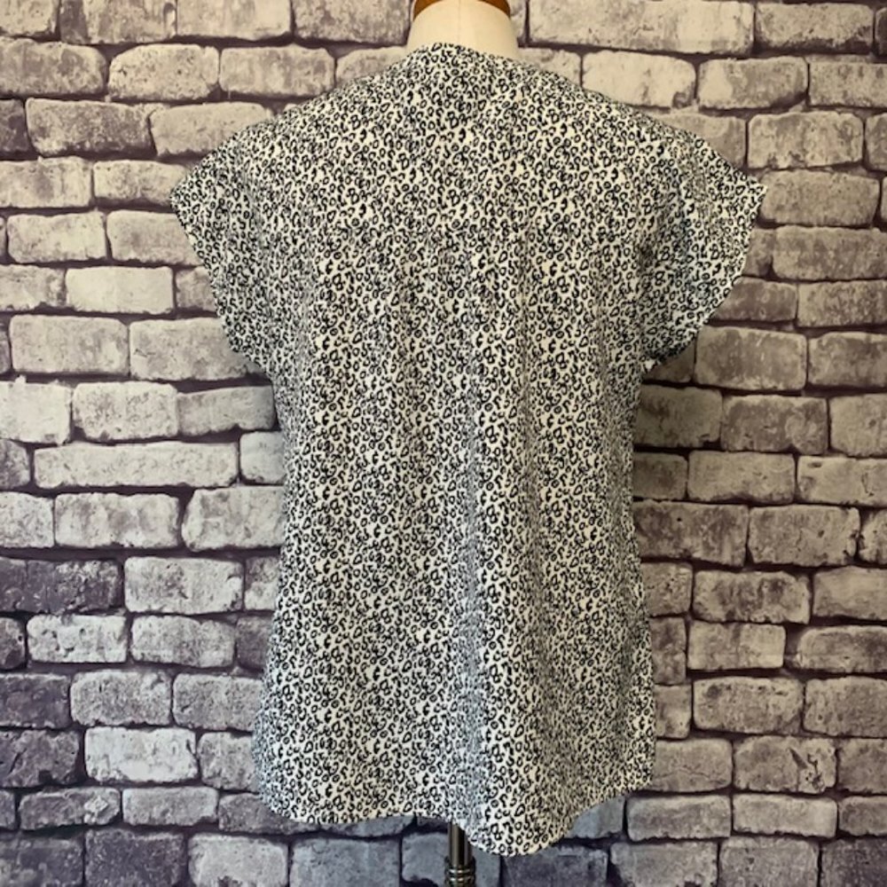Bobeau Black & White Blouse Size Large - Picture 6 of 9